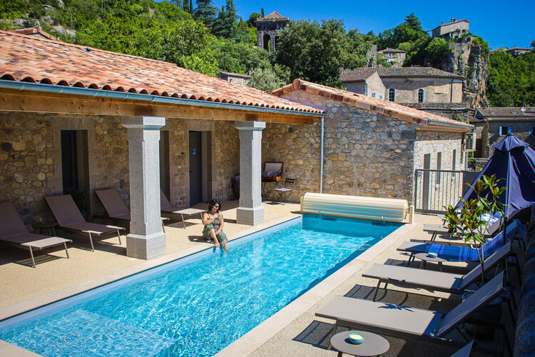 Piscine chauffée de l'hôtel la garenne à labeaume en ardèche