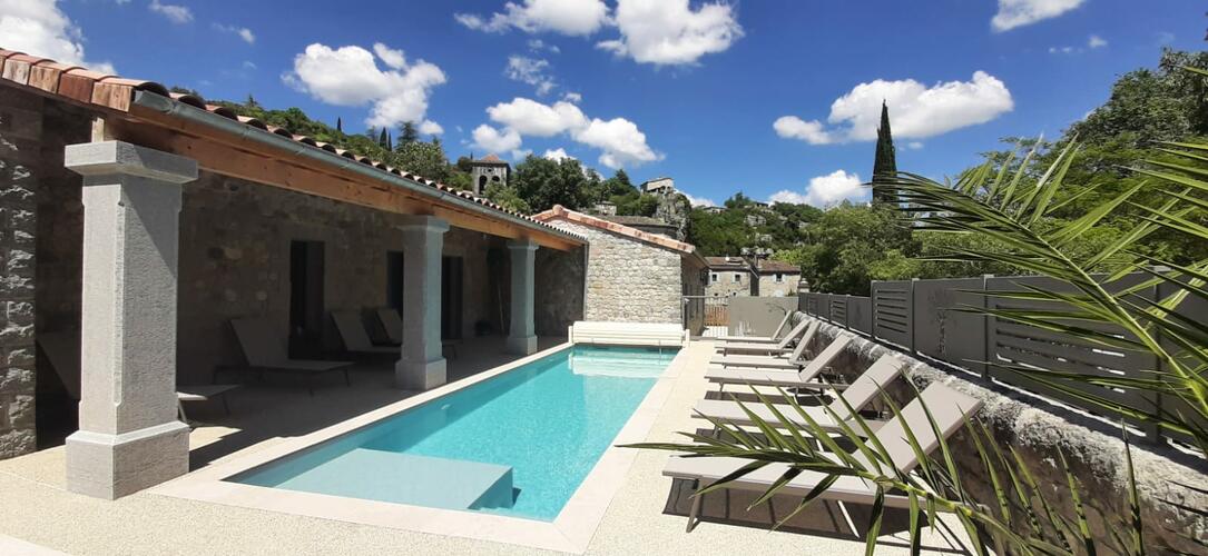 Piscine chauffée de l'hôtel la garenne à labeaume en ardèche
