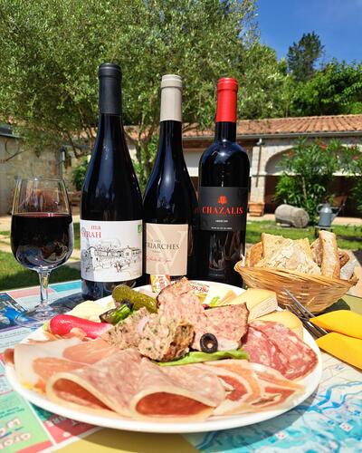 Gourmandises locales charcuteries vins et fromagespatio de l' hôtel