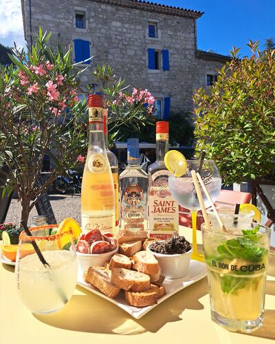 cocktails et apéritifs sur la terrasse du bar hôtel la garenne