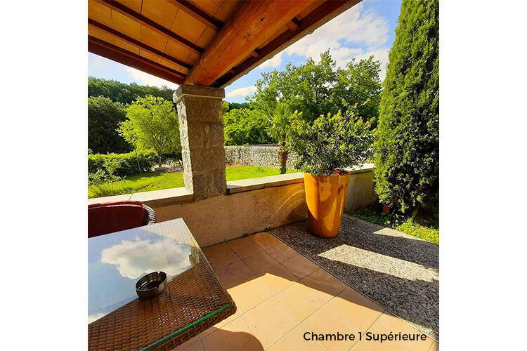 Les chambres donnent sur une charmante terrasse pour prendre le petit déjeuner au soleil