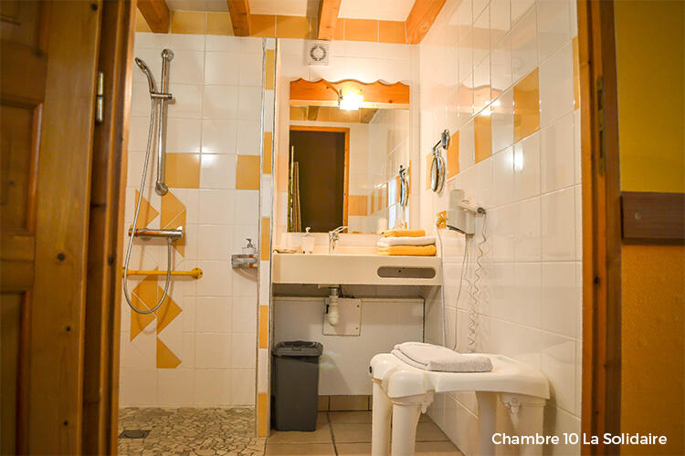 Les salles de bains de l'hôtel la Garenne sont équipées d'une douche à l'Italienne