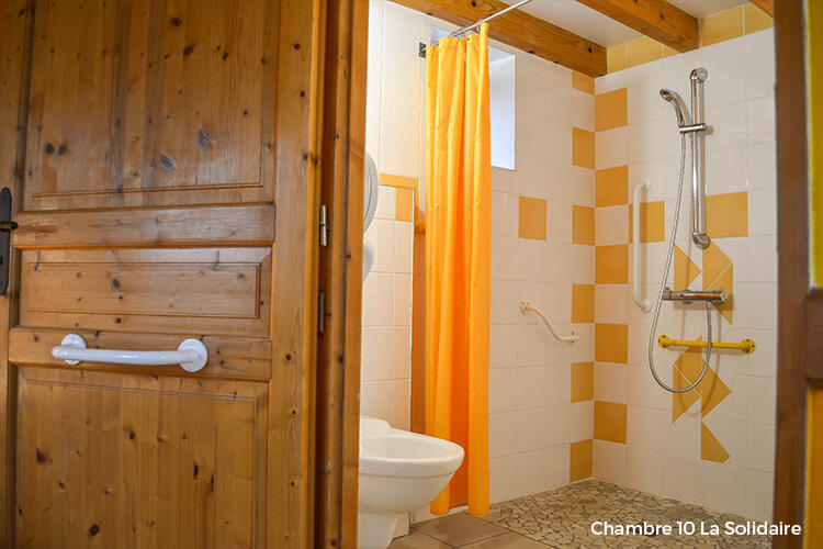 Salle de bain accessibles aux personnes handicapées dans le village de La Beaume