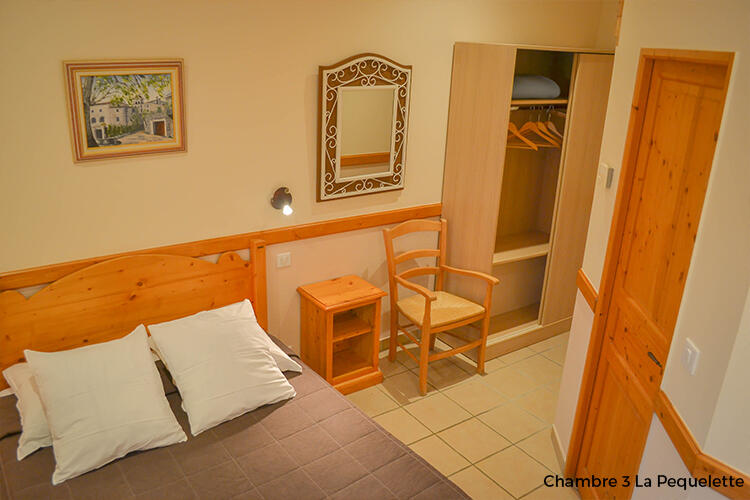 L'hôtel La Garenne propose des chambres doubles et familiales avec parking sur place