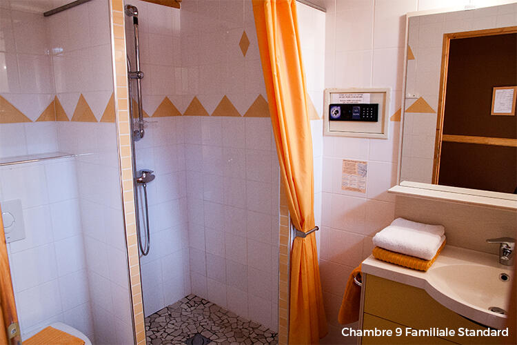 Chambres doubles et familiales avec salle de bain et douche à l'italienne
